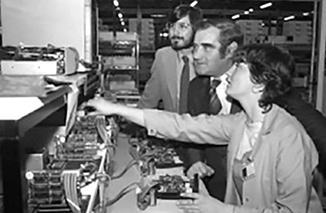 סטיב ג'ובס מבקר במפעל של אפל באירלנד ב-1980