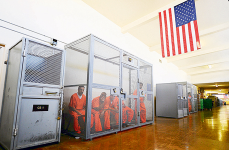 אסירים הכלואים בצפיפות בלתי אפשרית בבית הכלא בצ
