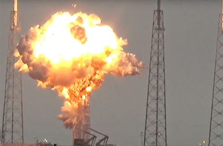 SpaceX explosion that destroyed AMOS-6. Photo: EPA