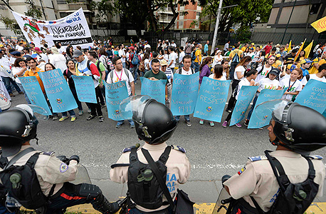 מחאה הקוראת להדחה של הנשיא ניקולס מאדורו , צילום: איי אף פי