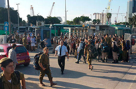 חיילים מחכים להסעה בתחנת הרכבת ברחוב ארלוזרוב בתל אביב