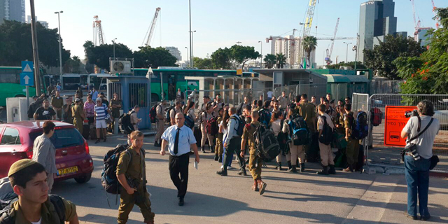חיילים בתחנת הרכבת, צילום: עוזי בלומר