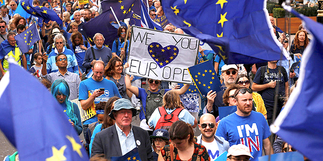 דיווח: אזרחי האיחוד האירופי יורשו להישאר בבריטניה גם לאחר הברקזיט