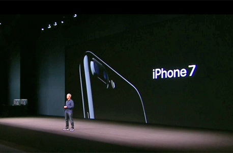 טים קוק מציג את האייפון החדש, צילום: צילום מסך