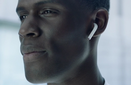 האוזניות האלחוטיות של אפל. שבב ייעודי להקלה על החיבור עם האייפון, צילום: צילום מסך