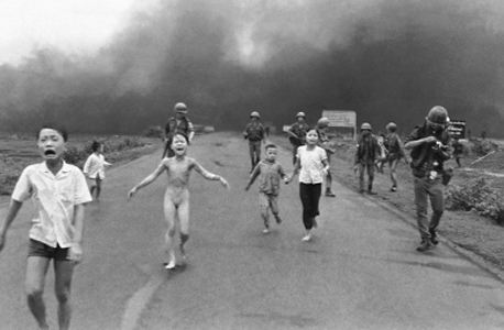התמונה זוכת הפוליצר של ניק אוט בה נראית פאן טי קום פוק בווייטנאם אחרי הפצצה
