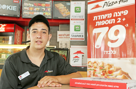 מיכאל דרעי, מנהל סניף של פיצה האט בת"א. החל את דרכו ברשת כחייל בודד