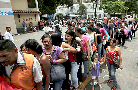 תור בכניסה למרכול בוונצואלה. משבר כלכלי חריף
