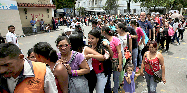 תור בכניסה למרכול בוונצואלה. משבר כלכלי חריף, צילום: רויטרס