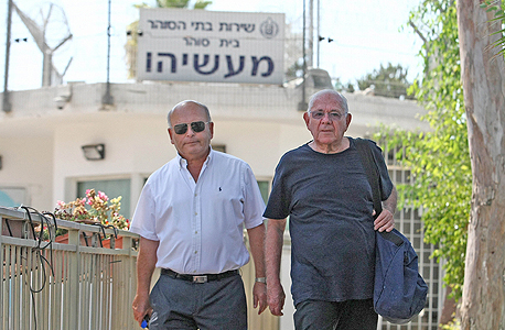 מימין דן כהן ביום שחרורו מהכלא יחד עם עו"ד מיקי שפיגלמן 