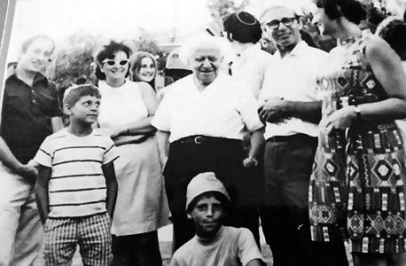 1970: דניאל בירנבאום, בן 8 (משמאל) עם הוריו ארווין והדסה (מימין), אחיו ליאל ובן־גוריון, קיבוץ שדה בוקר