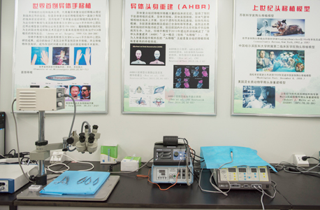 הפוסטרים במעבדה של שיאופינג רן בבית הספר לרפואה בחרבין. צעיר חולה סרטן נסע ברכבת יותר מ־1,600 ק"מ רק כדי להתחנן להיות המנותח הראשון