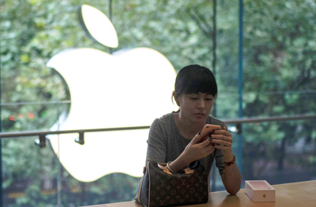 תורים בשנגחאי סין ביום הראשון למכירת האייפון החדש של אפל , צילום: איי יאף פי
