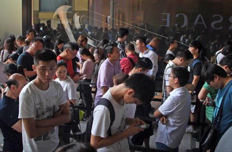 תורים בשנגחאי ביום הראשון למכירת האייפון החדש של אפל. המרוויחה הגדולה מהמשבר של סמסונג, צילום: איי יאף פי