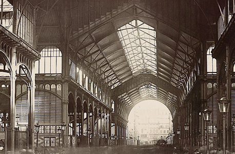 השוק הישן, סביב 1900. נפוליאון השלישי דרש "מטריית  ברזל קלילה"