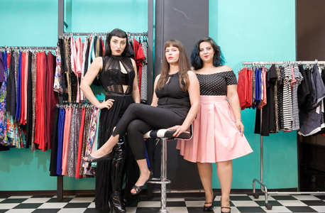 מימין: דנה ברק (במרכז) ובגדים של מותג האופנה האלטרנטיבי NOX