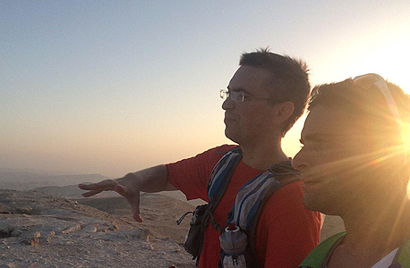 המדריך בסדנת "רצים לדעת" איתן גפני מספר על היסטוריית הרי ירושלים