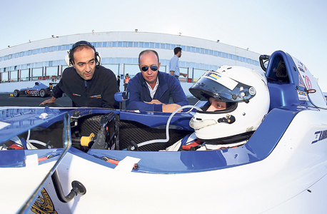 בר ברוך עם אביו גיל ומכונאי הקבוצה בסבב Formula 4 באיטליה, צילום: cunaphoto.it