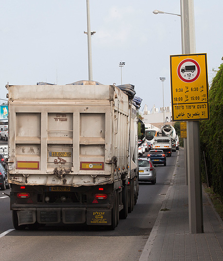 משאית בחיפה (ארכיון), צילום: גיל נחשותן