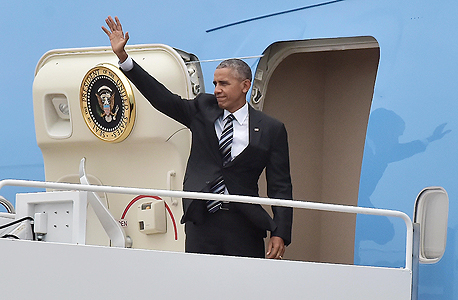 נשיא ארה"ב ברק אובמה יורד ממטוסו אייר פורס 1 ב נתב"ג בדרכו להלוויתו של שמעון פרס, צילום: אם סי טי
