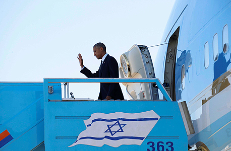 נשיא ארה"ב ברק אובמה יורד ממטוסו אייר פורס 1 ב נתב"ג בדרכו להלוויתו של שמעון פרס, צילום: רויטרס