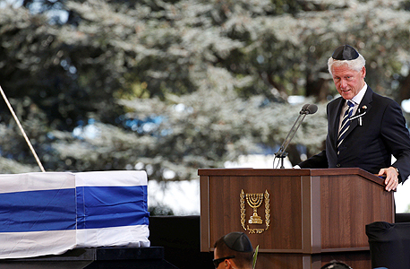 נשיא ארה"ב לשעבר ביל קלינטון מספיד ב לוויה הלוויה של שמעון פרס, צילום: רויטרס