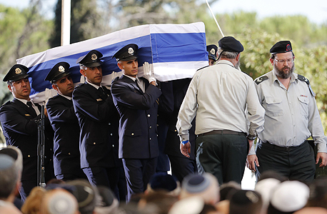 בדרכו האחרונה של נשיא המדינה שמעון פרס נשא על ידי משמר הכבוד ב לוויה הלוויה ב הר הרצל, צילום: איי אף פי