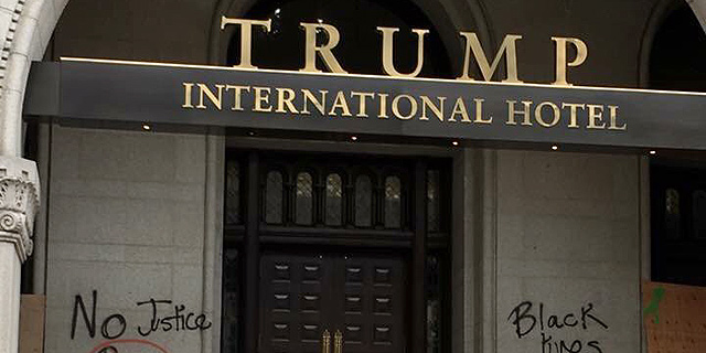 כתובות מחאה רוססו על הכניסה למלון החדש של טראמפ בוושינגטון