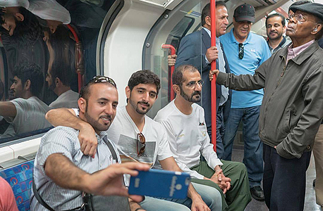 עם בנו חמדאן ברכבת התחתית של לונדון. אחרי האביב הערבי, הוא מנסה להצטייר כאחד העם