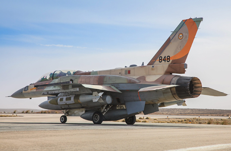 מטוס F16 ישראלי, כשתחת כנפו פצצה מונחית GPS