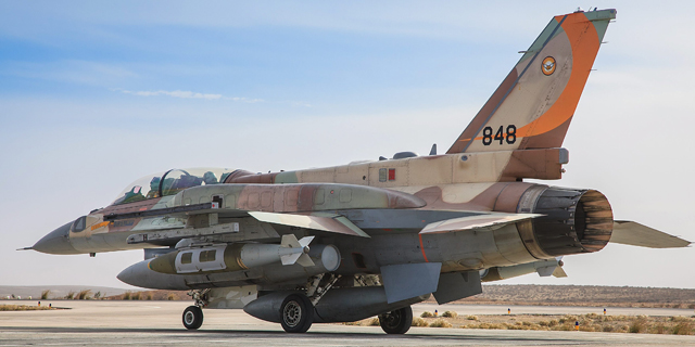 מטוס F16 ישראלי, כשתחת כנפו פצצה מונחית GPS, צילום: שי פינקלמן