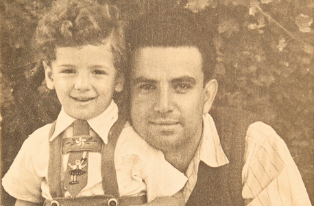1949 - אלכס לנדסברג בן ה־5 עם אביו ברונו, רומניה