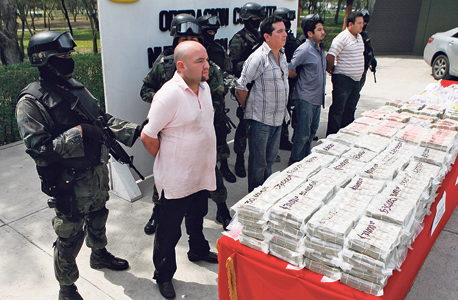סוחרי סמים עצורים במקסיקו לצד 1.7 מיליון דולר במזומן. "בשלב מסוים נגיע לנקודת מפנה פוליטית שבה כולם יסכימו ששטרות גדולים משמשים רק לפשע והעלמת מסים" 