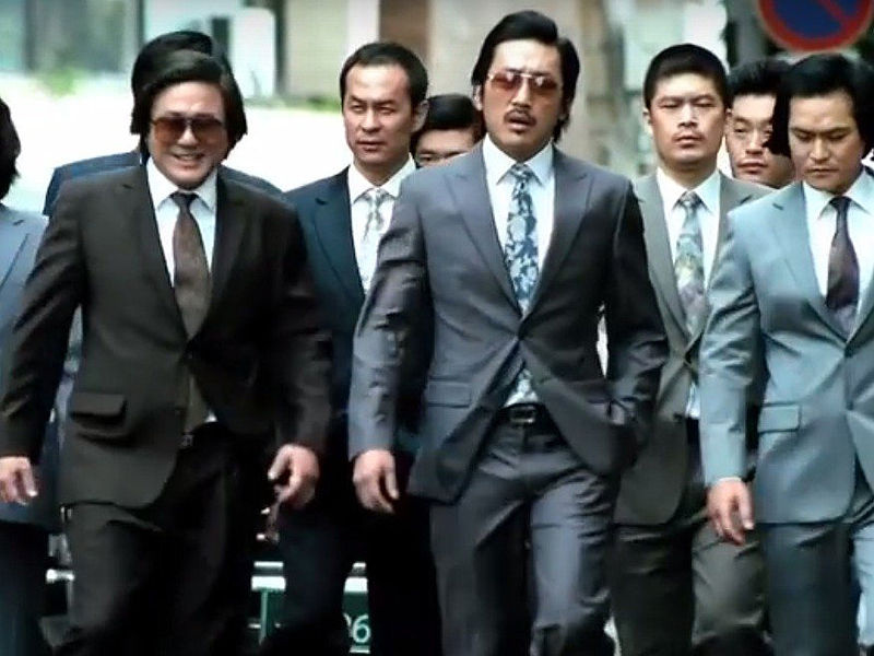 קטע מתוך הסרט הקוריאני Nameless Gangsters המתאר את קורות הפשע המאורגן בעיר בוסאן בשנות ה-80 וה-90, באדיבות: koreabang.com