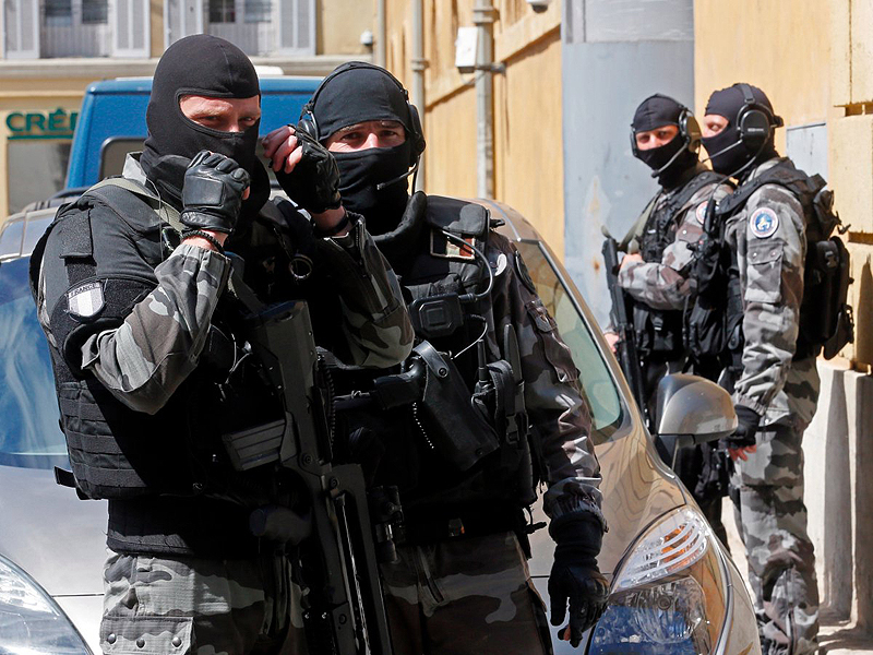 שוטרי היחידה הצרפתית ללוחמה בטרור, צילום: רויטרס