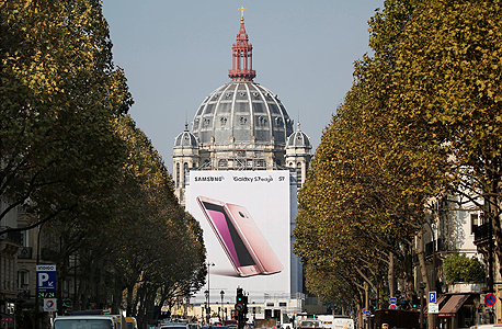 שלט פרסומת של ל נוט 7 סמסונג ב פריז, צילום: רויטרס