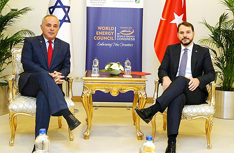 שר האנרגיה של טורקיה בראט אלבייראק (מימין) ושר האנרגיה יובל שטייניץ בפגישה