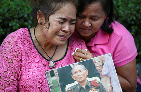 אזרחים בתאילנד מתאבלים בעקבות מותו של המלך, צילום: רויטרס