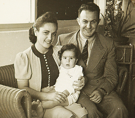 1941. שמעון מזרחי חוגג יום הולדת שנתיים עם הוריו עליזה ומשה, בבית המשפחה בשדרות רוטשילד בתל אביב