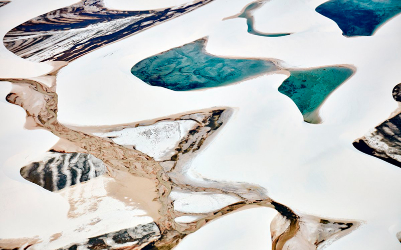 הזוכה בקטגוריית צילום הפרטים – "קנבס החול", רודי סבסטיאן (Rudi Sebastian), גרמניה. החול הצחור בפארק לנסואה מרהניסס בברזיל בעונה היבשה, אז הרוח מעיפה חול מהחוף 50 ק"מ לתוך היבשה