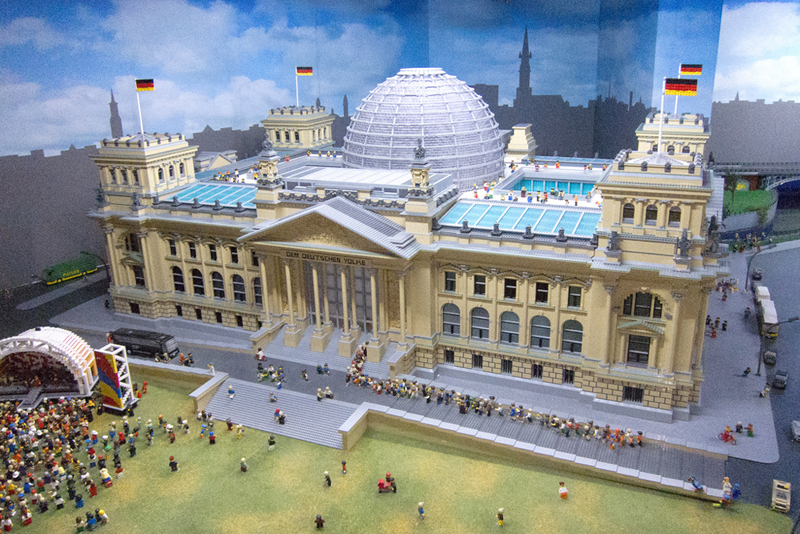   בניין הרייכסטאג בברלין. העתק של בניין הפרלמנט הגרמני הוא חלק מתצוגה שלמה של העתקי מבנים מלגו ב"לגולנד דיסקברי" בברלין 