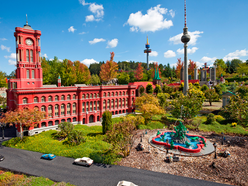 רוטס רטהאוס, ברלין. זהו העתק של בניין העירייה האדום של בירת גרמניה והוא עומד ב"לגולנד גרמניה". בניין העירייה המקורי נבנה במאה ה-19 ברובע מיטה והוא משכנם ביתם של ראש עיריית ברלין וכן ממשלת המחוז הפדראלי של ברלין