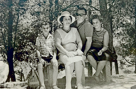 1963. דב מורן בן ה־8 עם הוריו ברוך ובינה ואחותו מרגלית בת ה־11, גן הקופים רמת גן