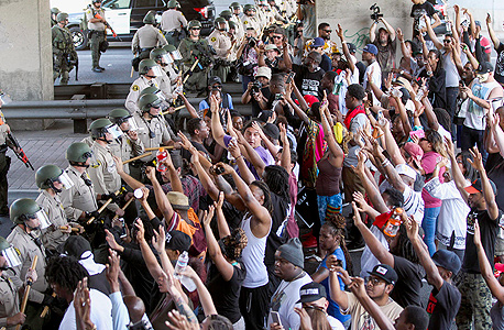 הפגנה בעקבות אלימות של שוטרים נגד שחורים בלוס אנג