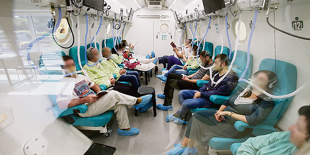 מטופלים בתא לחץ (למצולמים אין קשר לכתבה), צילום: שאול גולן