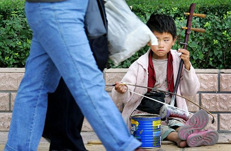 ילד מקבץ נדבות בסין. הסיכויים לרעתו