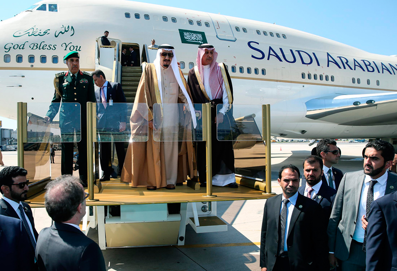 מלך סעודיה סלמאן יורד מהמטוס, צילום: איי פי