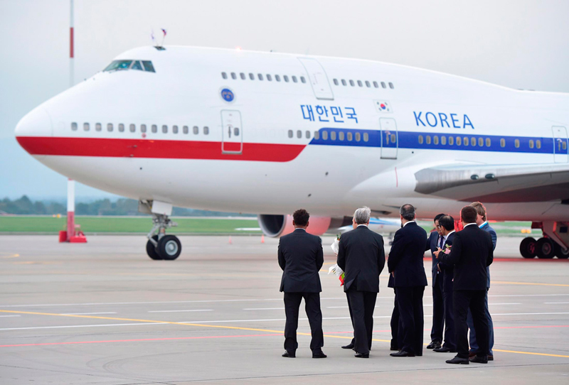 נשיא דרום קוריאה ליד הבואינג 747