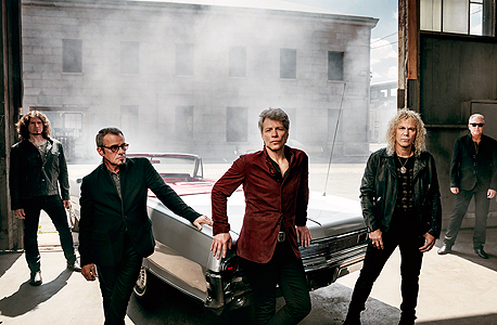 הלהקה המחודשת. ג'ון בון ג'ובי עדיין עומד איתן. גזרתו חטובה, שיניו טובות כתמיד