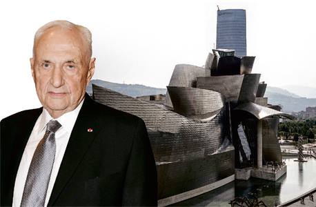 פרנק גרי על רקע מוזיאון גוגנהיים שתכנן בבילבאו. אדריכלות שהציבה עיר קטנה בחזית ענף התיירות העולמי, צילומים: בלומברג, Zabulon Laurent/ABACA